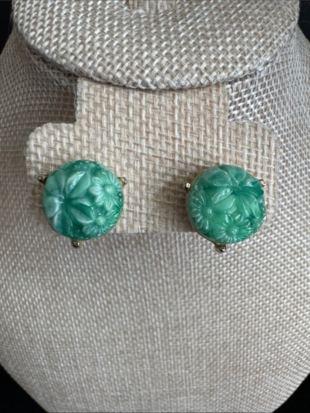 VTG Mid-Century Molded Green Faux Jade Screw Back Earrings Floral Round